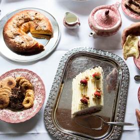 Tafel met zachte reuzenkrakeling, taart en koekjes op het Zuid-Jutse Taartenfestival (Deens: sønderjysk kagefestival)