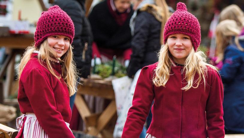 To piger klædt i nissetøj i Julehjertebyen i Aabenraa
