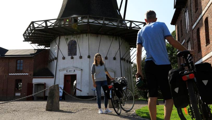 Par med cykler ved Højer Mølle