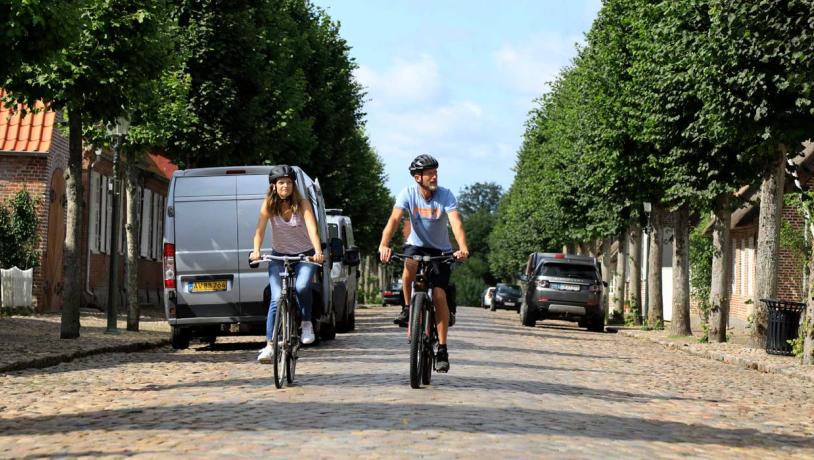 Fietsend paar in de Slotsgade van Møgeltønder