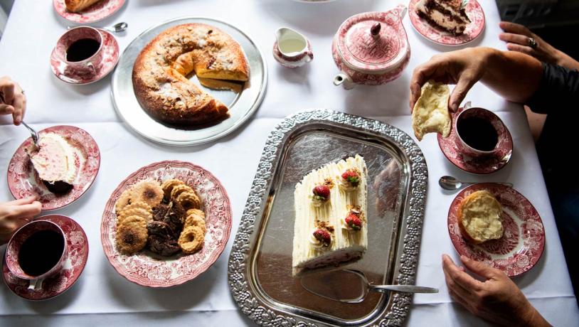 Tafel met zachte reuzenkrakeling, taart en koekjes op het Zuid-Jutse Taartenfestival (Deens: sønderjysk kagefestival)
