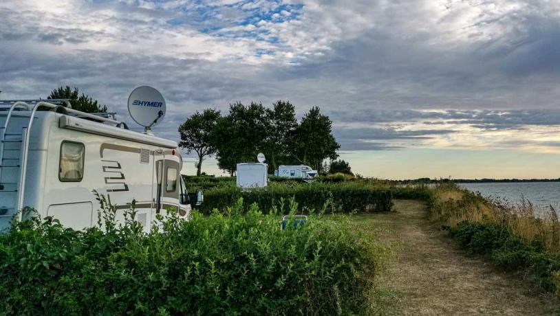 Camper met uitzicht over het water op Drejby Strand Camping