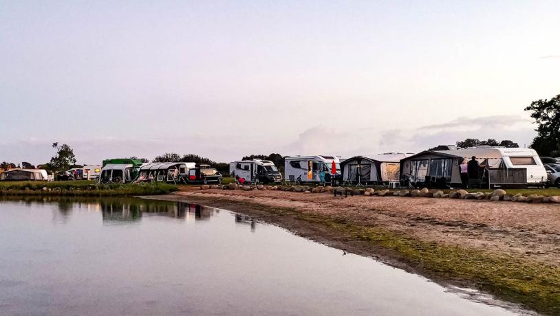 Caravans en campers aan het water op Lærkelunden Camping