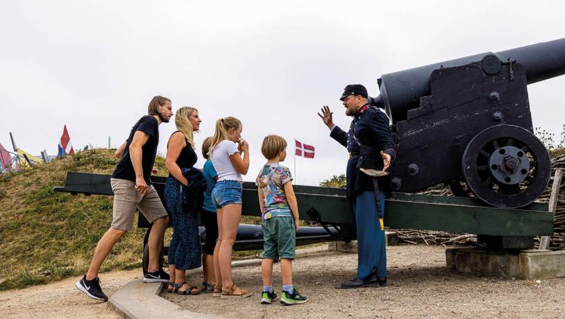 Familie ved en kanon på Historiecenter Dybbøl Banke
