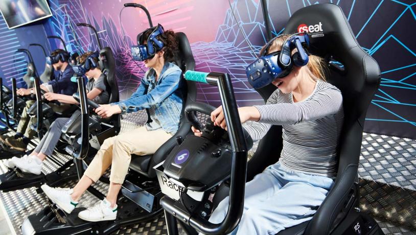 Familie dyster i VR raceroom i Universe Science Park