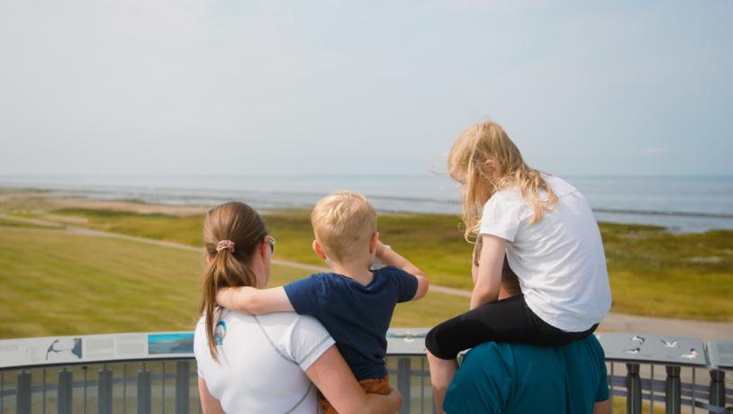 Gezin met kinderen boven op de Vidåslusen