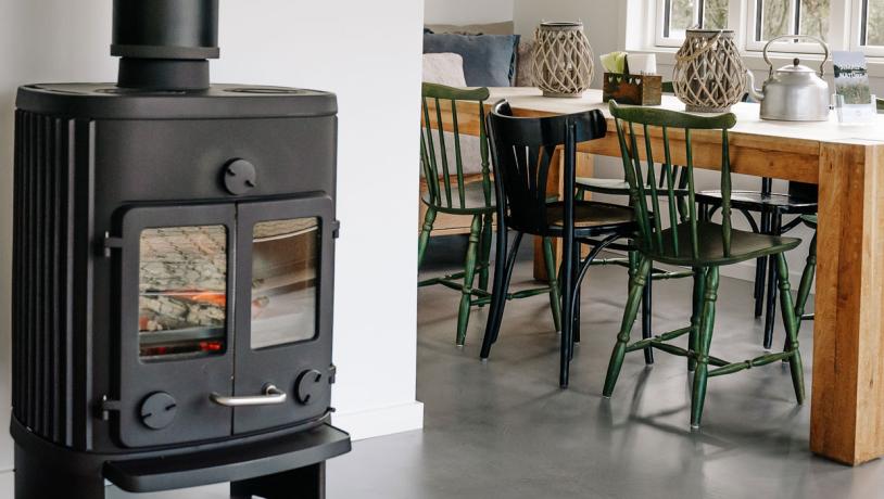 Brændeovn og spiseplads ved Hygge Lake