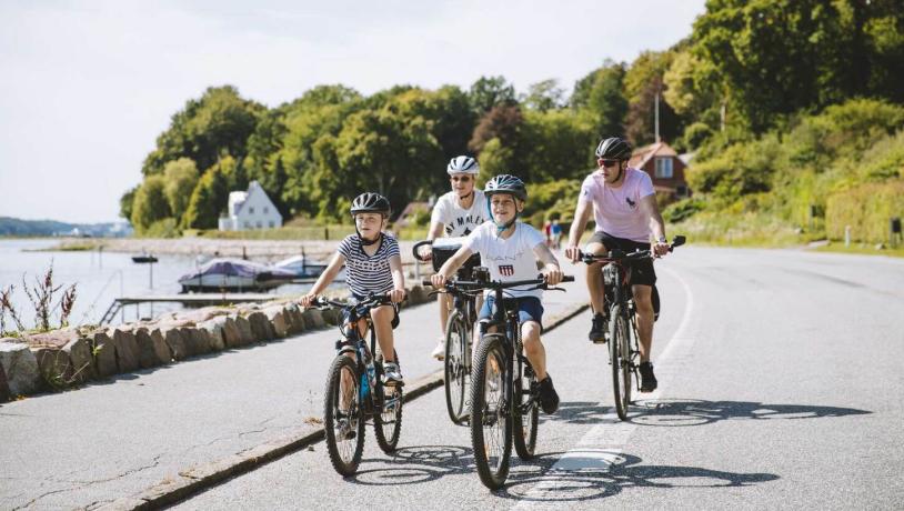 Familie på cykeltur ved Kollund i Sønderjylland