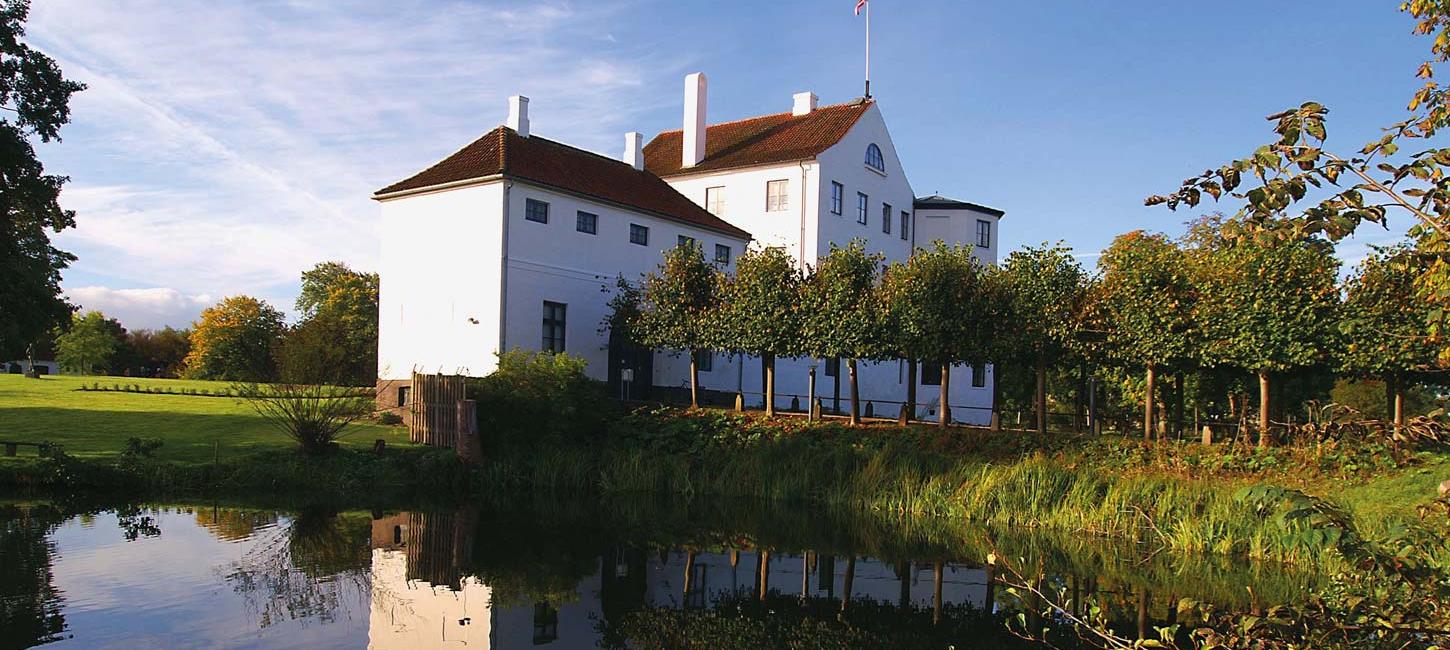 Kasteel Brundlund, gezien vanaf het meer