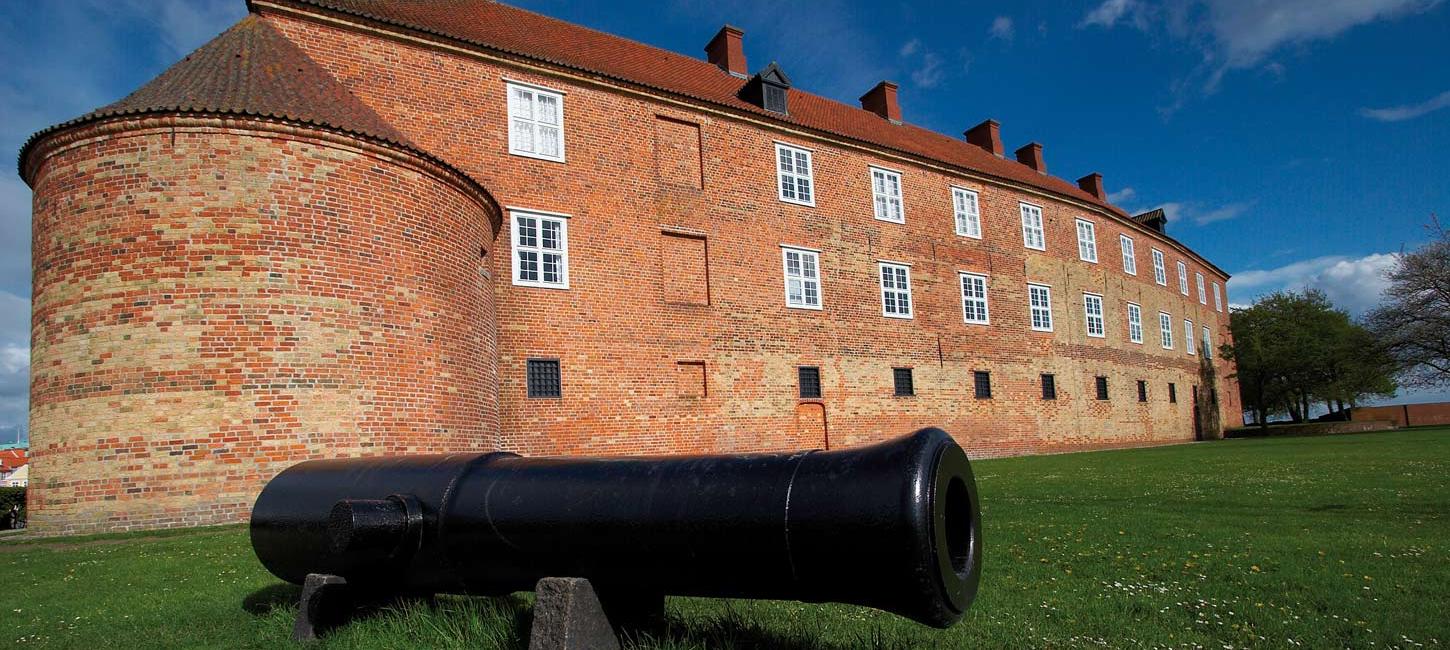 Kanon foran Sønderborg Slot