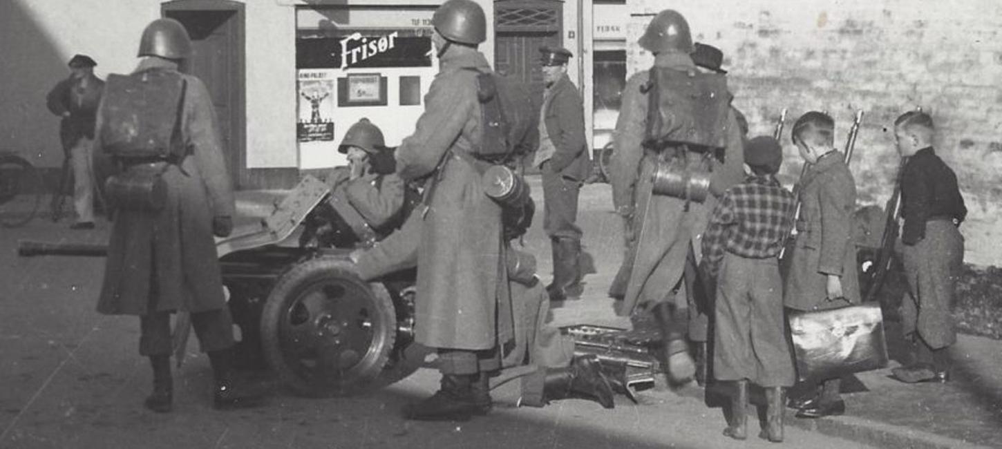 Archieffoto van soldaten en kinderen bij de Hertug Hans Kerk in Haderslev op 9 april 1940