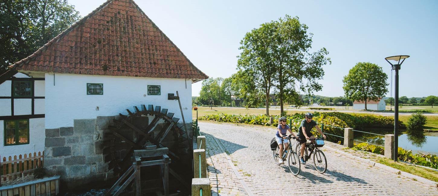 Fietsers bij Slotsmøllen bij Kasteel Brundlund