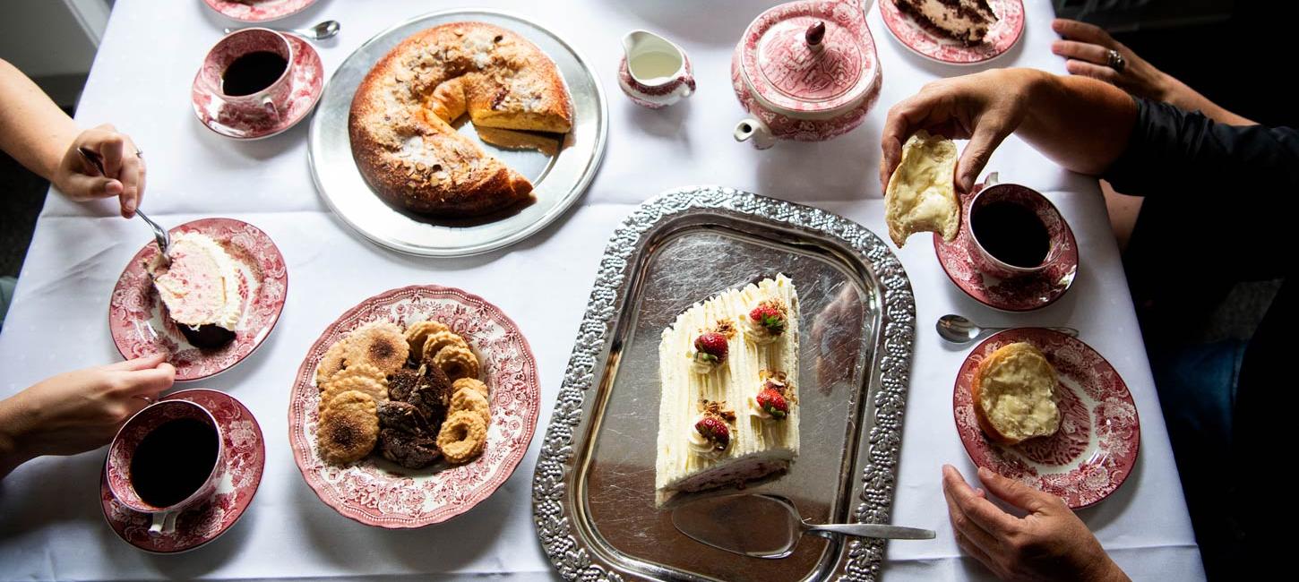 Tafel met zachte reuzenkrakeling, taart en koekjes op het Zuid-Jutse Taartenfestival (Deens: sønderjysk kagefestival)