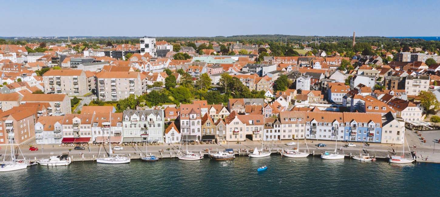 Dronefoto af havnefronten i Sønderborg