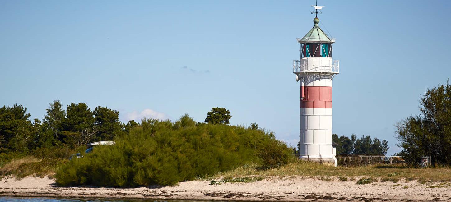 De vuurtoren van Årø aan het strand