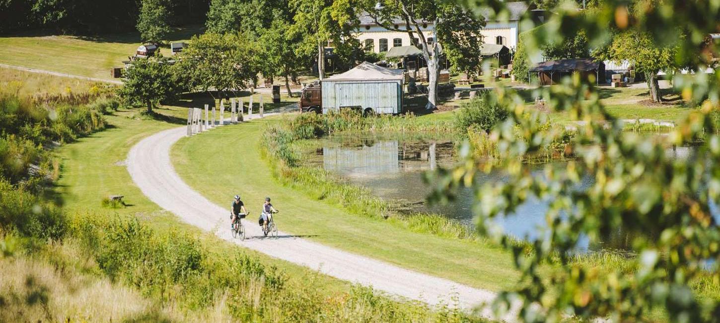 Par cykler på grusvej ved Krusmølle - tæt på sø og glamping