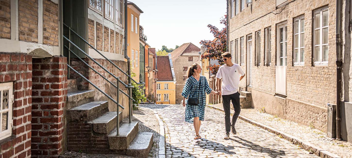 Ungt par vandrer i Haderslev gamle bydel
