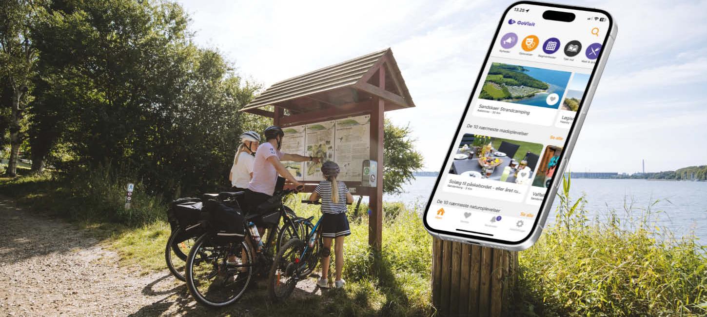 En familie står og kigger på et kort, og der er en mockup af en mobil med en åben app.