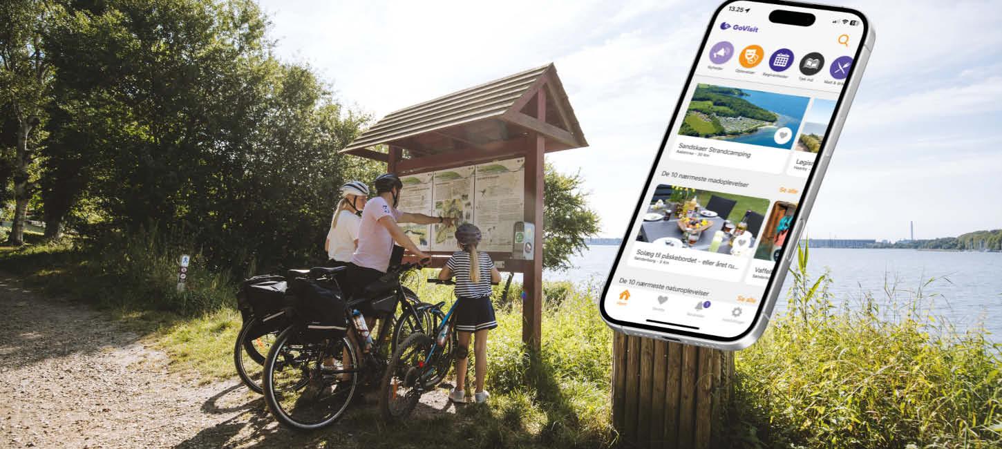 En familie står og kigger på et kort, og der er en mockup af en mobil med en åben app.