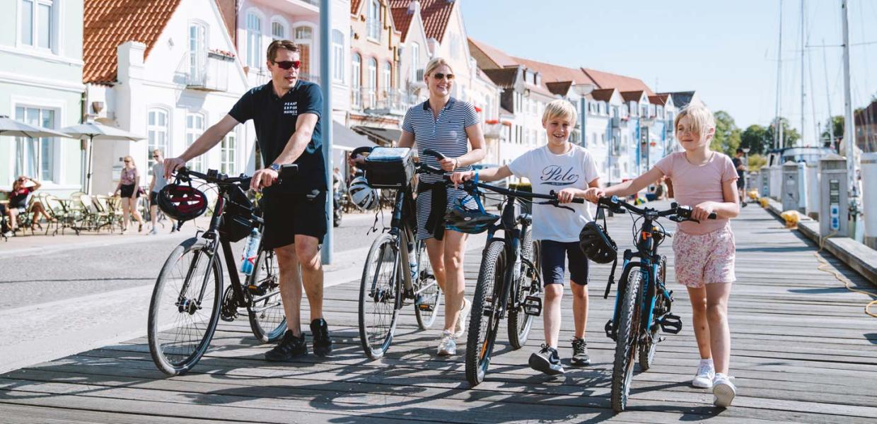 Family with bikes at the harbour front in Sønderborg