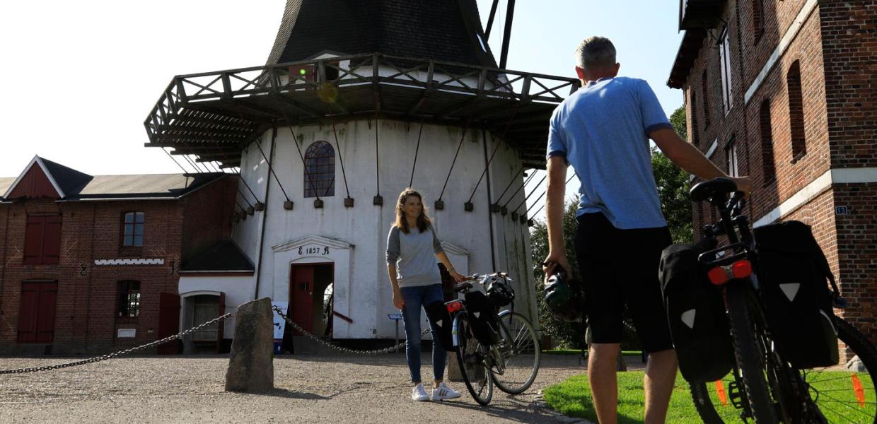 Cykelpar ved Højer Mølle