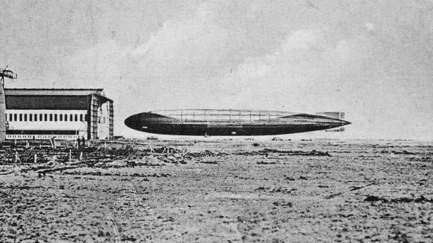 Archieffoto: Zeppelins voor de hangar op de zeppelinbasis in Tønder
