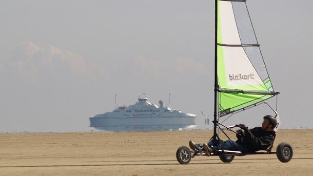 Blokart op Sønderstrand, Rømø met de veerboot van Sylt op de achtergrond