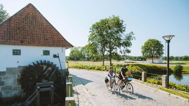 Fietsers bij Slotsmøllen bij Kasteel Brundlund