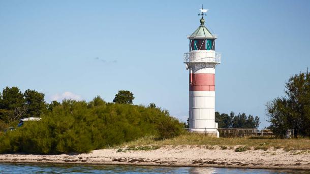 De vuurtoren van Årø aan het strand