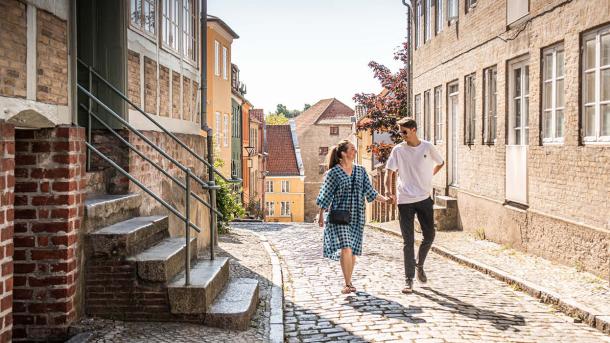 Ungt par vandrer i Haderslev gamle bydel
