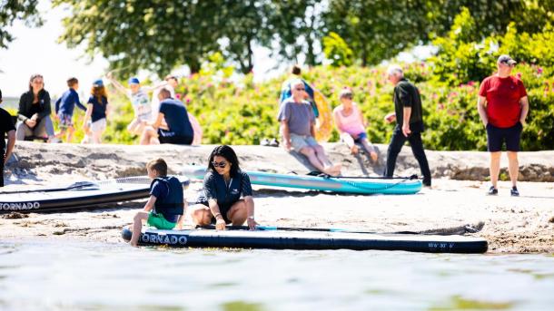 kvinde og børn på paddleboard ved Gammelbro Camping i Haderslev Kommune