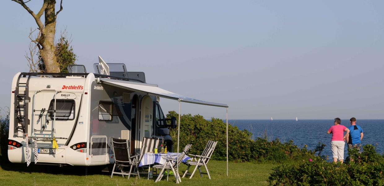 Camper aan het water op Drejby Strand Camping