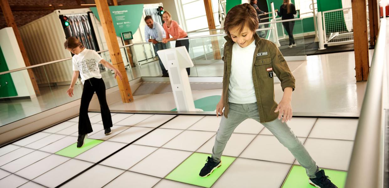 Kinderen spelen in het testlab van Universe Science Park