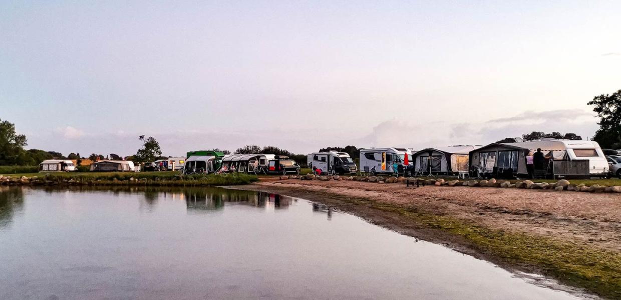Caravans en campers aan het water op Lærkelunden Camping