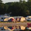 Kamperen aan de waterkant op Lærkelunden Camping