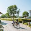 Fietsers bij Slotsmøllen bij Kasteel Brundlund