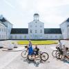 Familie med cykler besøger Graasten Slot