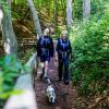 Vandrere med hund i Kollund Skov på Gendarmstien