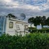 Camper met uitzicht over het water op Drejby Strand Camping