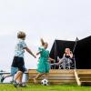 Kinderen voetballen voor een MOJN-tent op Lærkelunden Camping