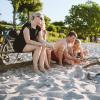 Gezin met fietsen bij een kampvuur op het strand