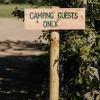 Skilt med teksten "Kun adgang for campister" ved Hygge Lake