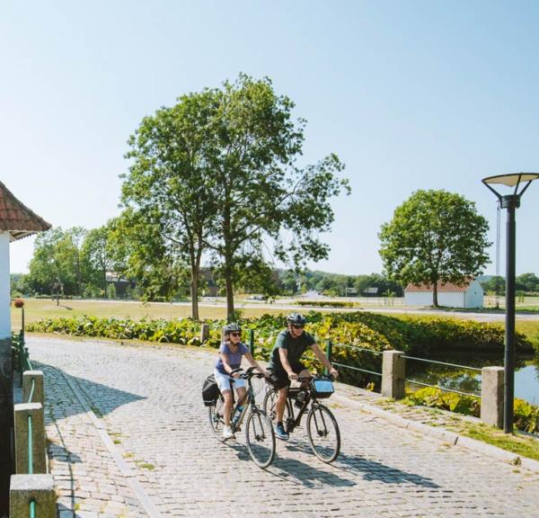 Fietsers bij Slotsmøllen bij Kasteel Brundlund