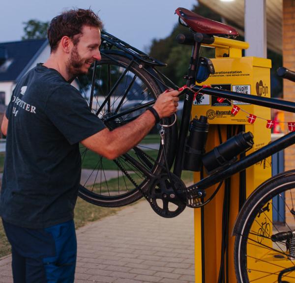 Bike Station in gebruik op Gammelmark Strand Camping