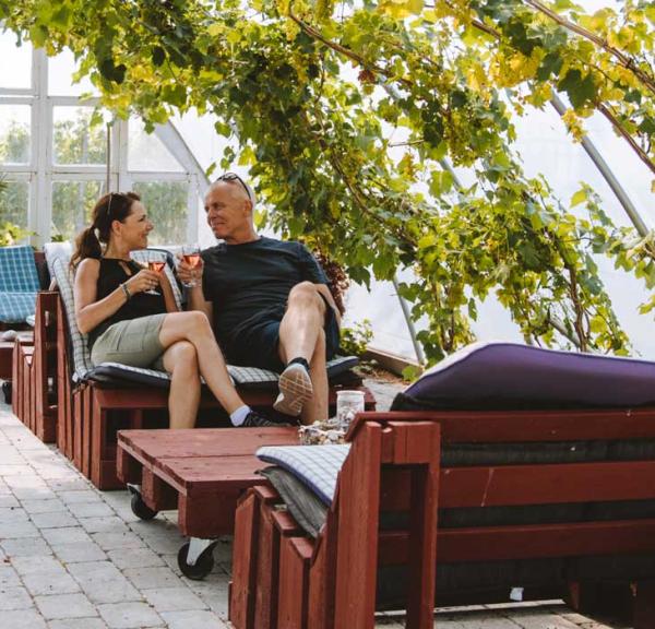 Par nyder et glas vin på Aarø Vingård