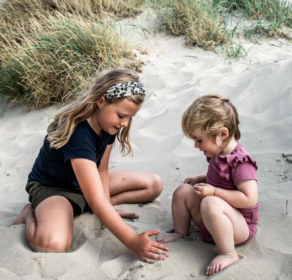 Kinderen spelen in de duinen bij het strand van Rømø