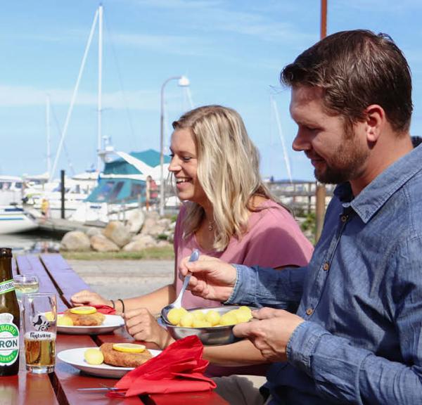Spisning på havnen ved Årøs Perle
