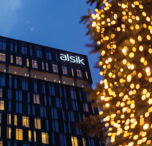 Juletræ med julelys foran Alsik Hotel & Spa