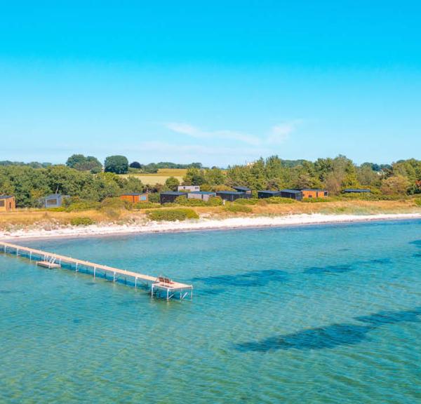 Ved Kegnæs ses de små Tiny Houses helt ud til vandet