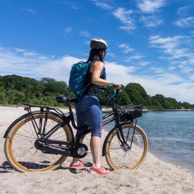 Fietser op het strand bij Sønderhav en Flensborg Fjord